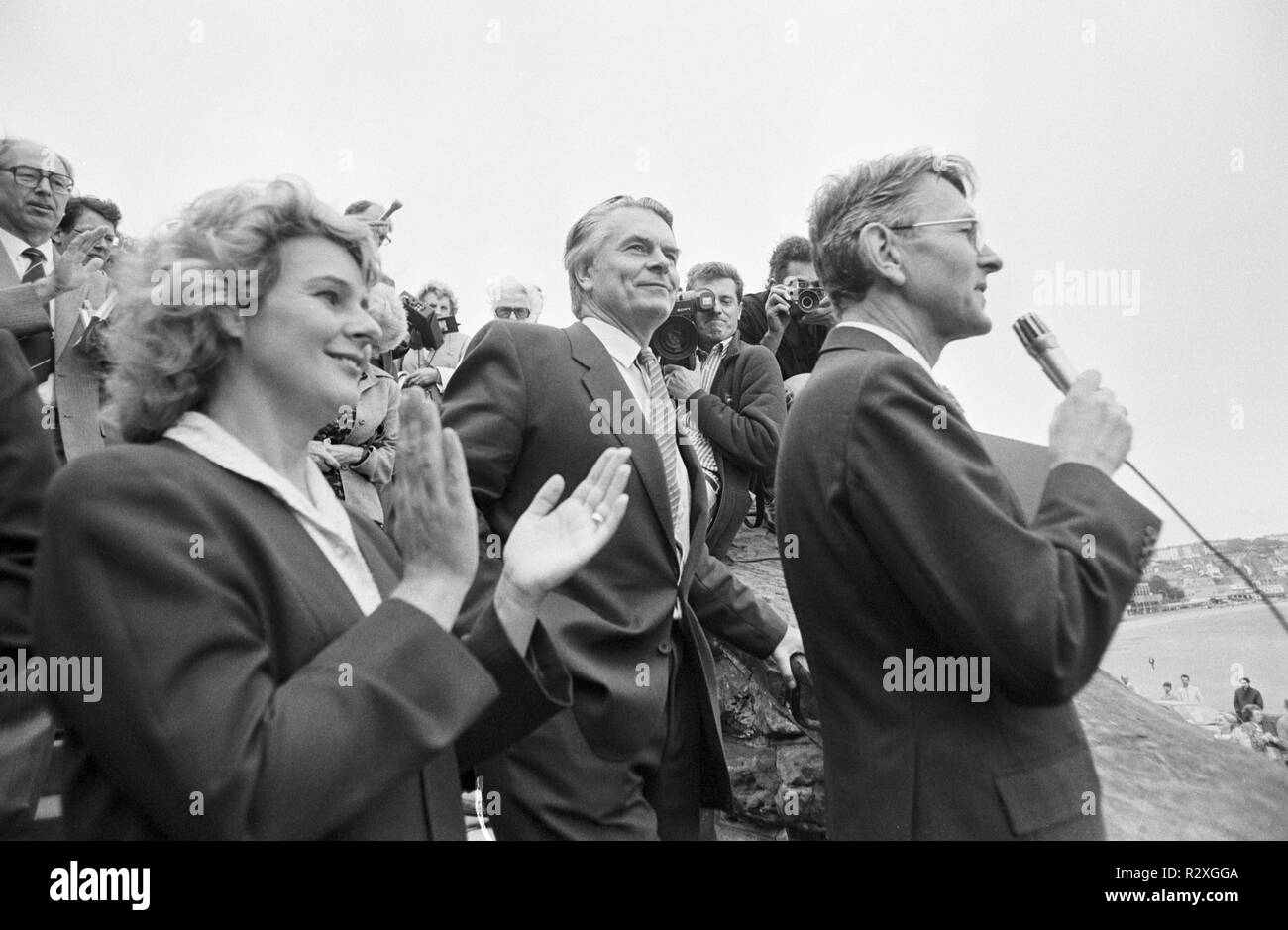 Applaus für SDP Führer Dr David Owen vom Gefährten MP Rosie Barnes an der Küste von Scarborough, wo er eine Bombe care braved seiner Partei. Stockfoto