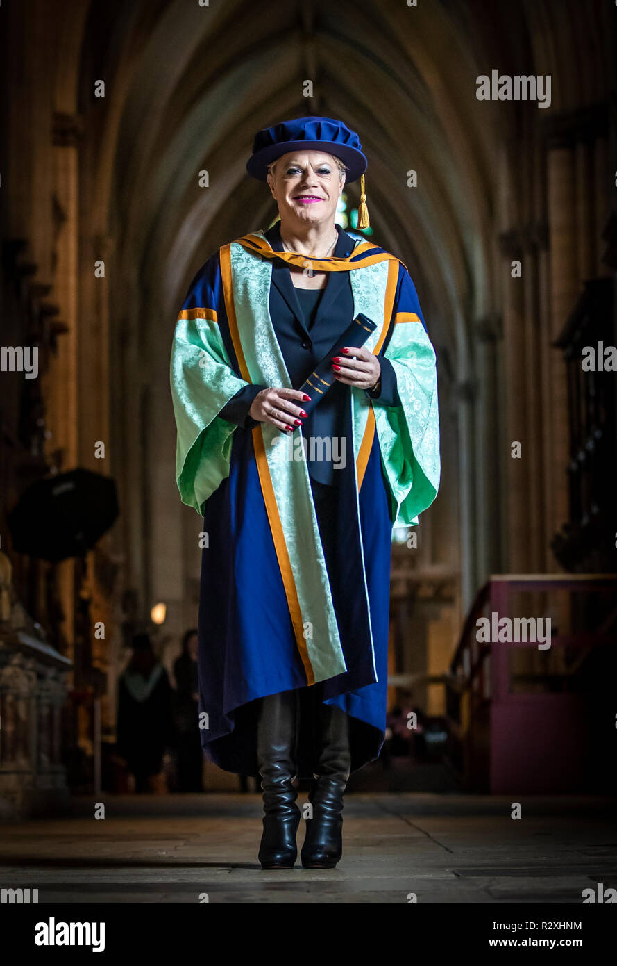 Eddie Izzard mit seinen Ehrendoktortitel von der York St John University vor einem Abschluss Preisverleihung im York Minster. Stockfoto