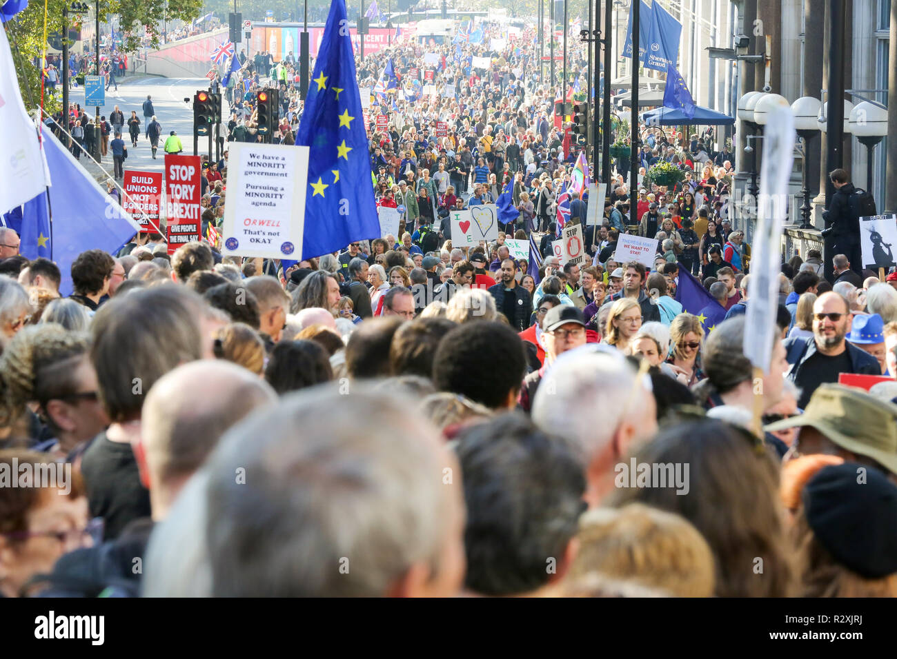 Zehntausende von Menschen beteiligen sich an der Abstimmung März für die Zukunft im Zentrum von London. Der März, die die Abstimmung Kampagne organisiert wird von jungen Menschen fordern, einen Menschen auf dem Brexit Abkommen geführt. Mit: Atmosphäre, Wo: London, Vereinigtes Königreich, wenn: 20 Okt 2018 Credit: Dinendra Haria/WANN Stockfoto