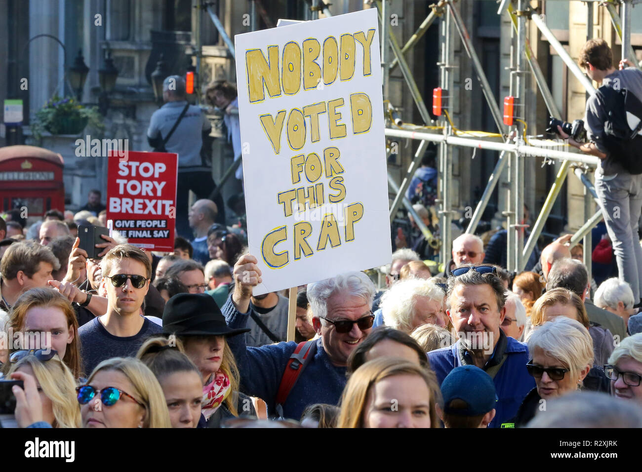 Zehntausende von Menschen beteiligen sich an der Abstimmung März für die Zukunft im Zentrum von London. Der März, die die Abstimmung Kampagne organisiert wird von jungen Menschen fordern, einen Menschen auf dem Brexit Abkommen geführt. Mit: Atmosphäre, Wo: London, Vereinigtes Königreich, wenn: 20 Okt 2018 Credit: Dinendra Haria/WANN Stockfoto