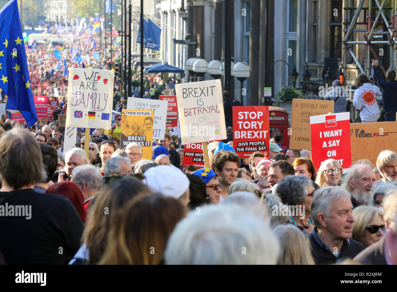 Zehntausende von Menschen beteiligen sich an der Abstimmung März für die Zukunft im Zentrum von London. Der März, die die Abstimmung Kampagne organisiert wird von jungen Menschen fordern, einen Menschen auf dem Brexit Abkommen geführt. Mit: Atmosphäre, Wo: London, Vereinigtes Königreich, wenn: 20 Okt 2018 Credit: Dinendra Haria/WANN Stockfoto