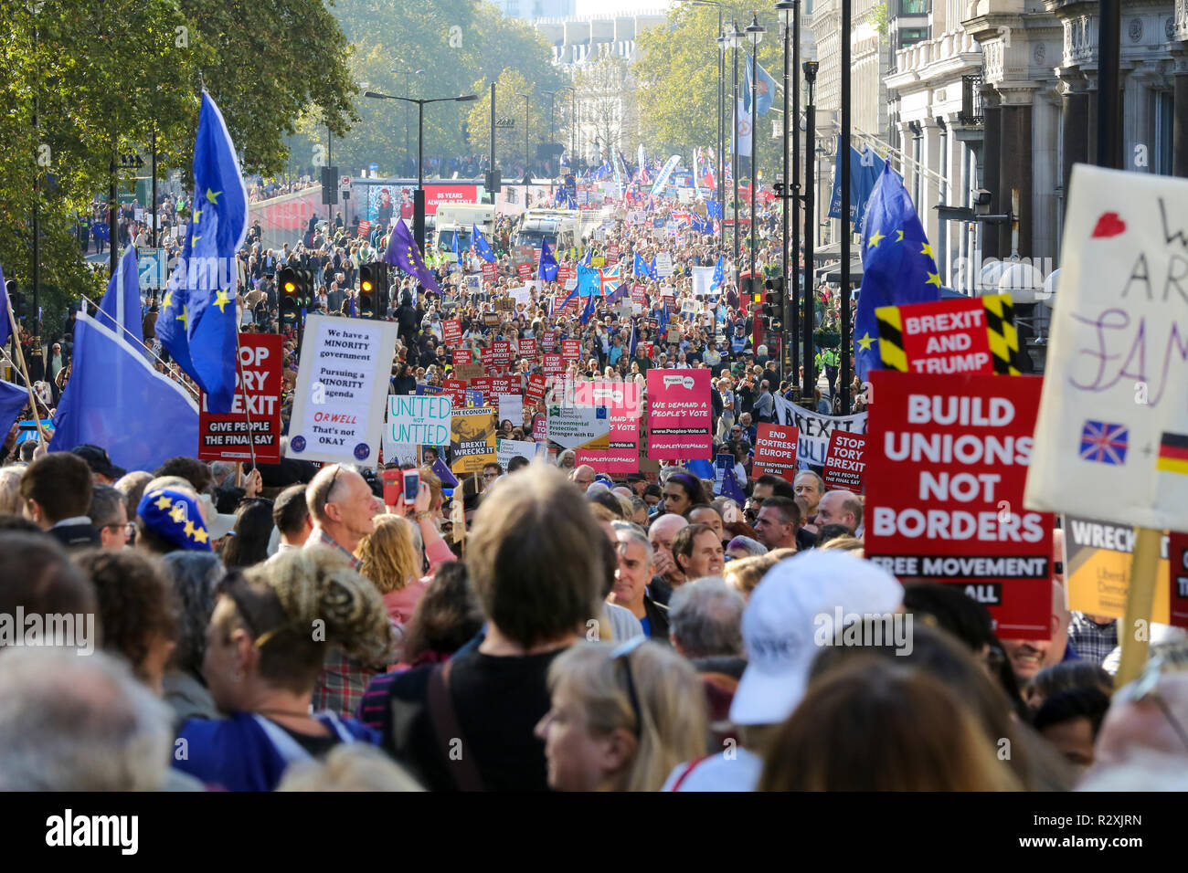 Zehntausende von Menschen beteiligen sich an der Abstimmung März für die Zukunft im Zentrum von London. Der März, die die Abstimmung Kampagne organisiert wird von jungen Menschen fordern, einen Menschen auf dem Brexit Abkommen geführt. Mit: Atmosphäre, Wo: London, Vereinigtes Königreich, wenn: 20 Okt 2018 Credit: Dinendra Haria/WANN Stockfoto