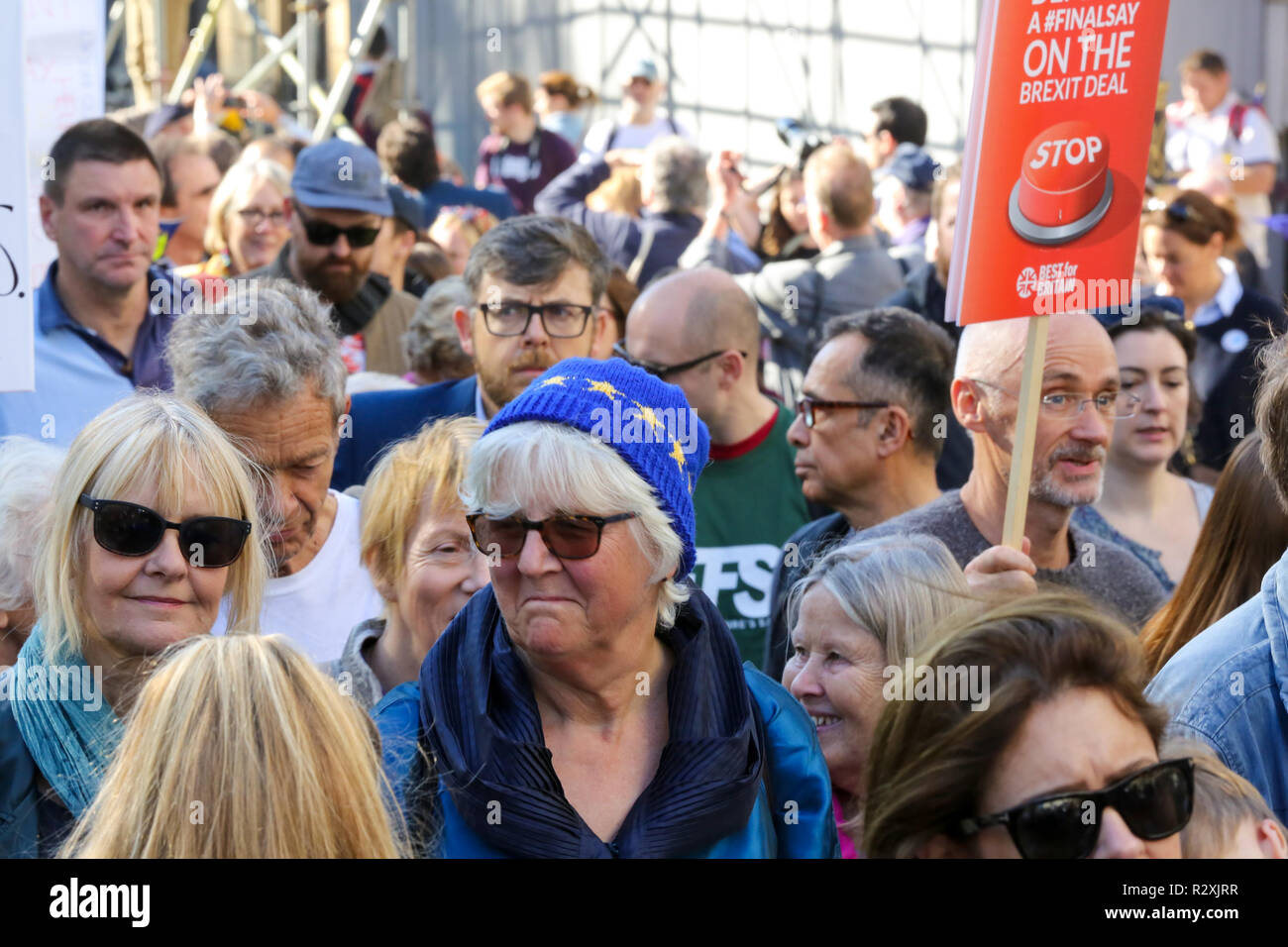 Zehntausende von Menschen beteiligen sich an der Abstimmung März für die Zukunft im Zentrum von London. Der März, die die Abstimmung Kampagne organisiert wird von jungen Menschen fordern, einen Menschen auf dem Brexit Abkommen geführt. Mit: Atmosphäre, Wo: London, Vereinigtes Königreich, wenn: 20 Okt 2018 Credit: Dinendra Haria/WANN Stockfoto