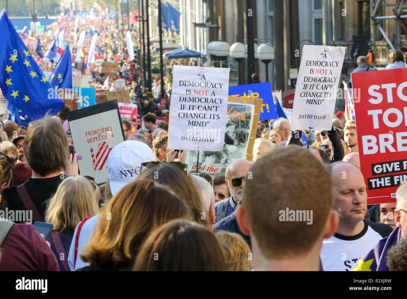 Zehntausende von Menschen beteiligen sich an der Abstimmung März für die Zukunft im Zentrum von London. Der März, die die Abstimmung Kampagne organisiert wird von jungen Menschen fordern, einen Menschen auf dem Brexit Abkommen geführt. Mit: Atmosphäre, Wo: London, Vereinigtes Königreich, wenn: 20 Okt 2018 Credit: Dinendra Haria/WANN Stockfoto