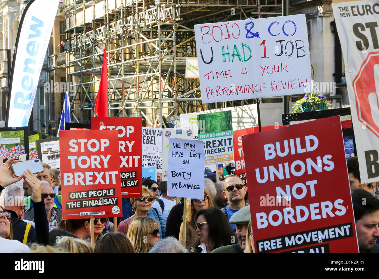 Zehntausende von Menschen beteiligen sich an der Abstimmung März für die Zukunft im Zentrum von London. Der März, die die Abstimmung Kampagne organisiert wird von jungen Menschen fordern, einen Menschen auf dem Brexit Abkommen geführt. Mit: Atmosphäre, Wo: London, Vereinigtes Königreich, wenn: 20 Okt 2018 Credit: Dinendra Haria/WANN Stockfoto