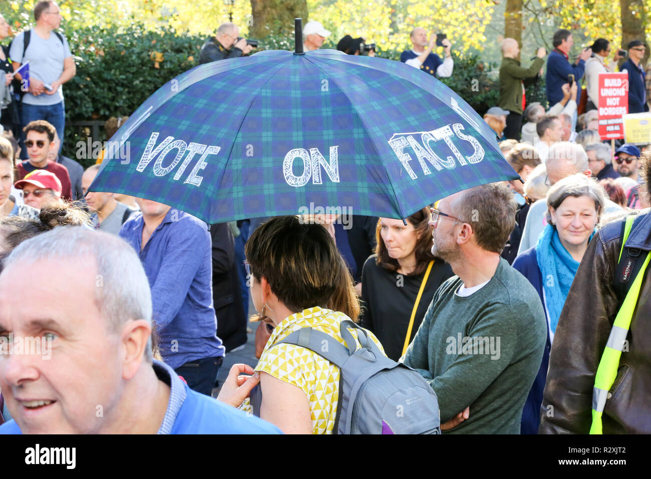 Zehntausende von Menschen beteiligen sich an der Abstimmung März für die Zukunft im Zentrum von London. Der März, die die Abstimmung Kampagne organisiert wird von jungen Menschen fordern, einen Menschen auf dem Brexit Abkommen geführt. Mit: Atmosphäre, Wo: London, Vereinigtes Königreich, wenn: 20 Okt 2018 Credit: Dinendra Haria/WANN Stockfoto