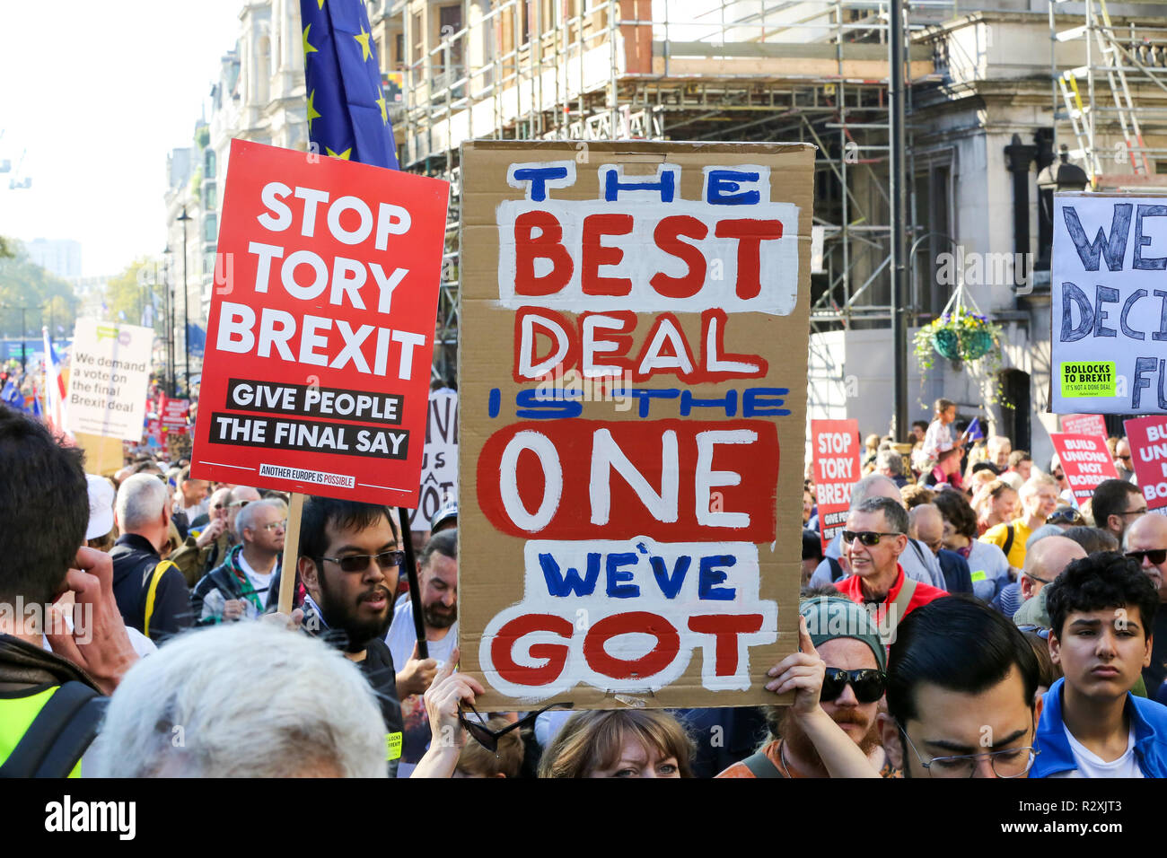 Zehntausende von Menschen beteiligen sich an der Abstimmung März für die Zukunft im Zentrum von London. Der März, die die Abstimmung Kampagne organisiert wird von jungen Menschen fordern, einen Menschen auf dem Brexit Abkommen geführt. Mit: Atmosphäre, Wo: London, Vereinigtes Königreich, wenn: 20 Okt 2018 Credit: Dinendra Haria/WANN Stockfoto