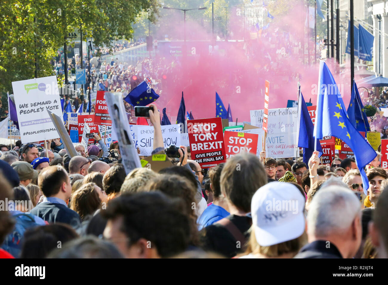 Zehntausende von Menschen beteiligen sich an der Abstimmung März für die Zukunft im Zentrum von London. Der März, die die Abstimmung Kampagne organisiert wird von jungen Menschen fordern, einen Menschen auf dem Brexit Abkommen geführt. Mit: Atmosphäre, Wo: London, Vereinigtes Königreich, wenn: 20 Okt 2018 Credit: Dinendra Haria/WANN Stockfoto