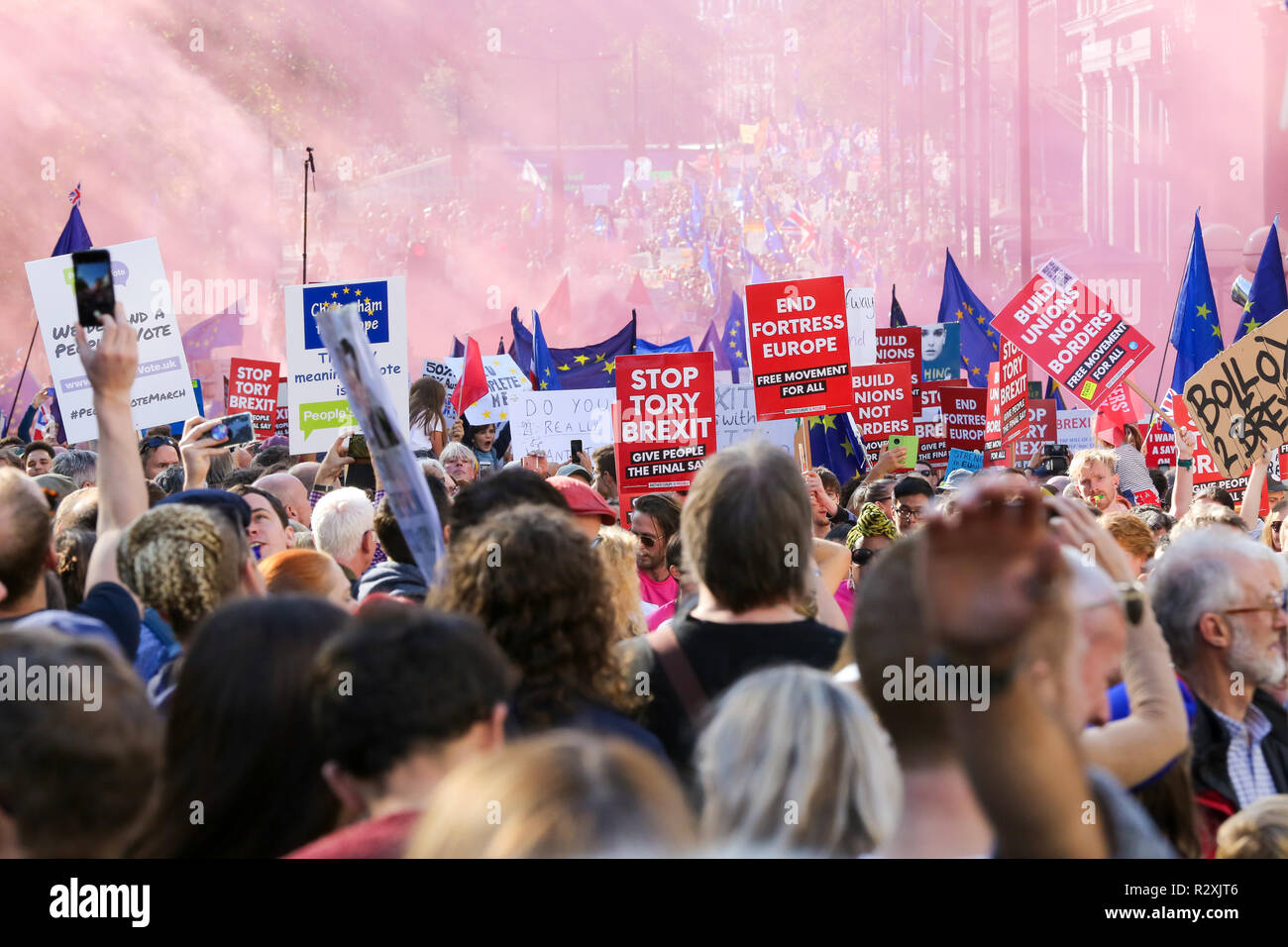 Zehntausende von Menschen beteiligen sich an der Abstimmung März für die Zukunft im Zentrum von London. Der März, die die Abstimmung Kampagne organisiert wird von jungen Menschen fordern, einen Menschen auf dem Brexit Abkommen geführt. Mit: Atmosphäre, Wo: London, Vereinigtes Königreich, wenn: 20 Okt 2018 Credit: Dinendra Haria/WANN Stockfoto
