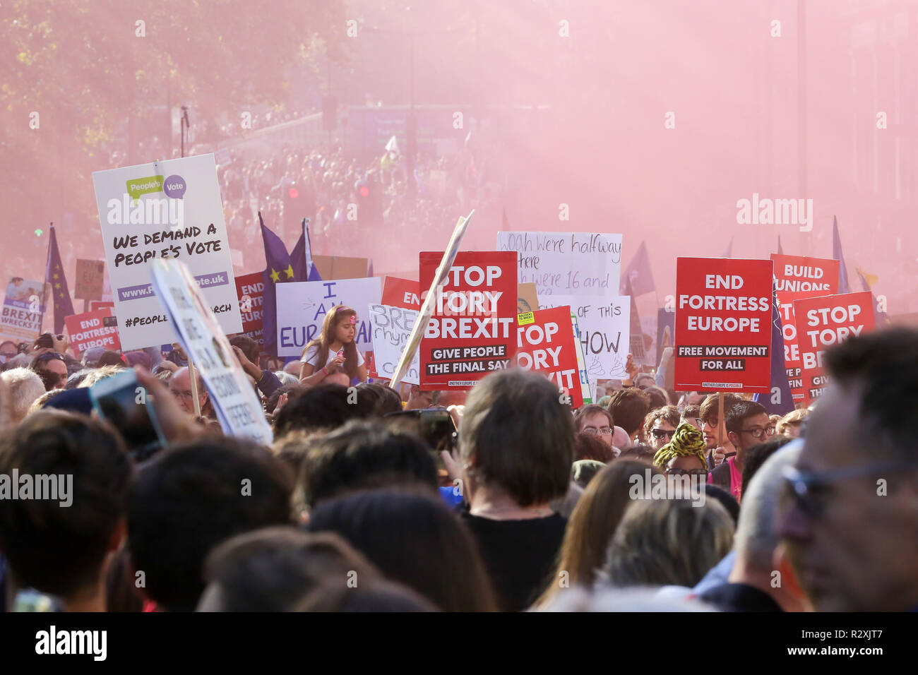 Zehntausende von Menschen beteiligen sich an der Abstimmung März für die Zukunft im Zentrum von London. Der März, die die Abstimmung Kampagne organisiert wird von jungen Menschen fordern, einen Menschen auf dem Brexit Abkommen geführt. Mit: Atmosphäre, Wo: London, Vereinigtes Königreich, wenn: 20 Okt 2018 Credit: Dinendra Haria/WANN Stockfoto