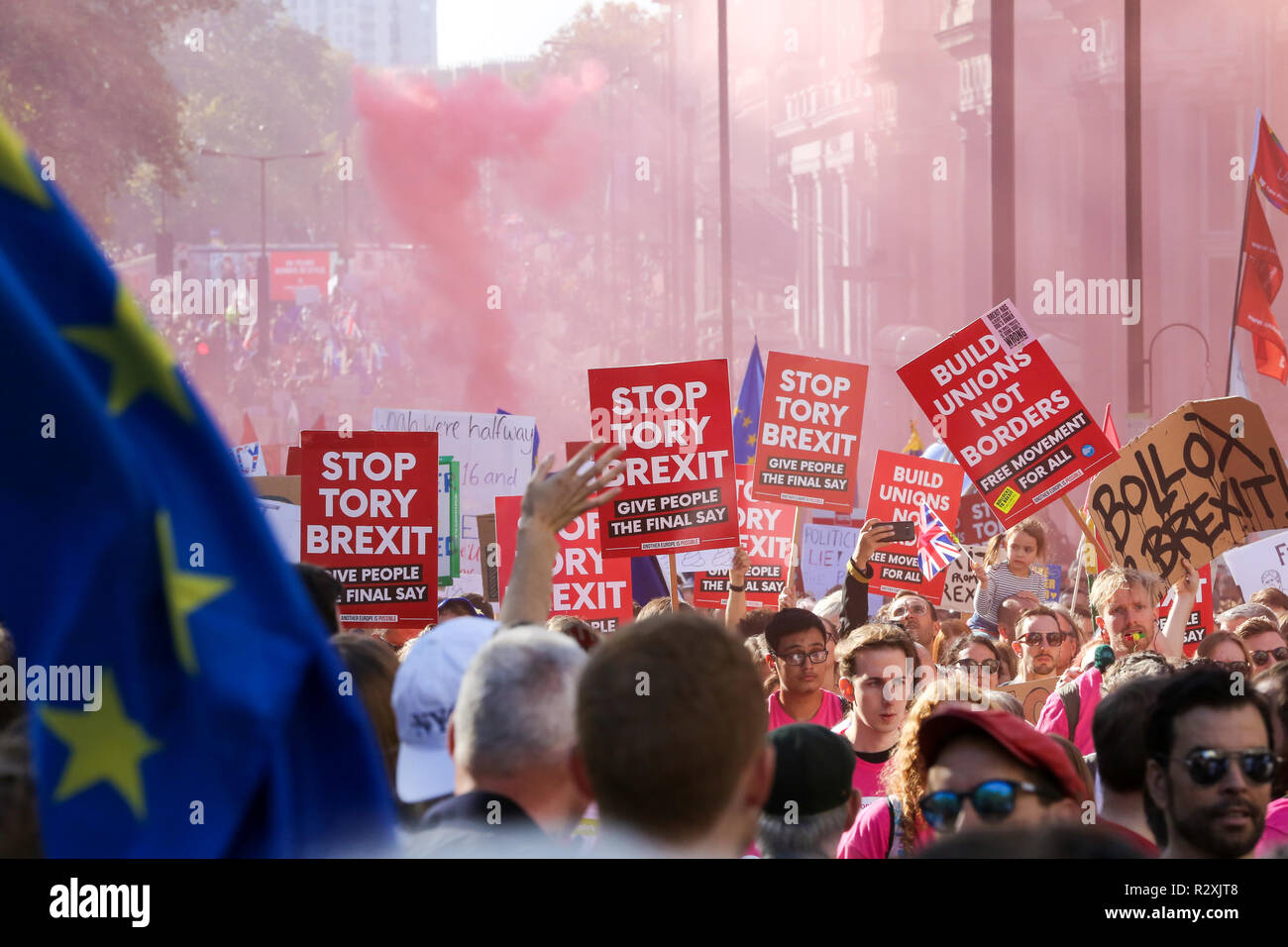 Zehntausende von Menschen beteiligen sich an der Abstimmung März für die Zukunft im Zentrum von London. Der März, die die Abstimmung Kampagne organisiert wird von jungen Menschen fordern, einen Menschen auf dem Brexit Abkommen geführt. Mit: Atmosphäre, Wo: London, Vereinigtes Königreich, wenn: 20 Okt 2018 Credit: Dinendra Haria/WANN Stockfoto