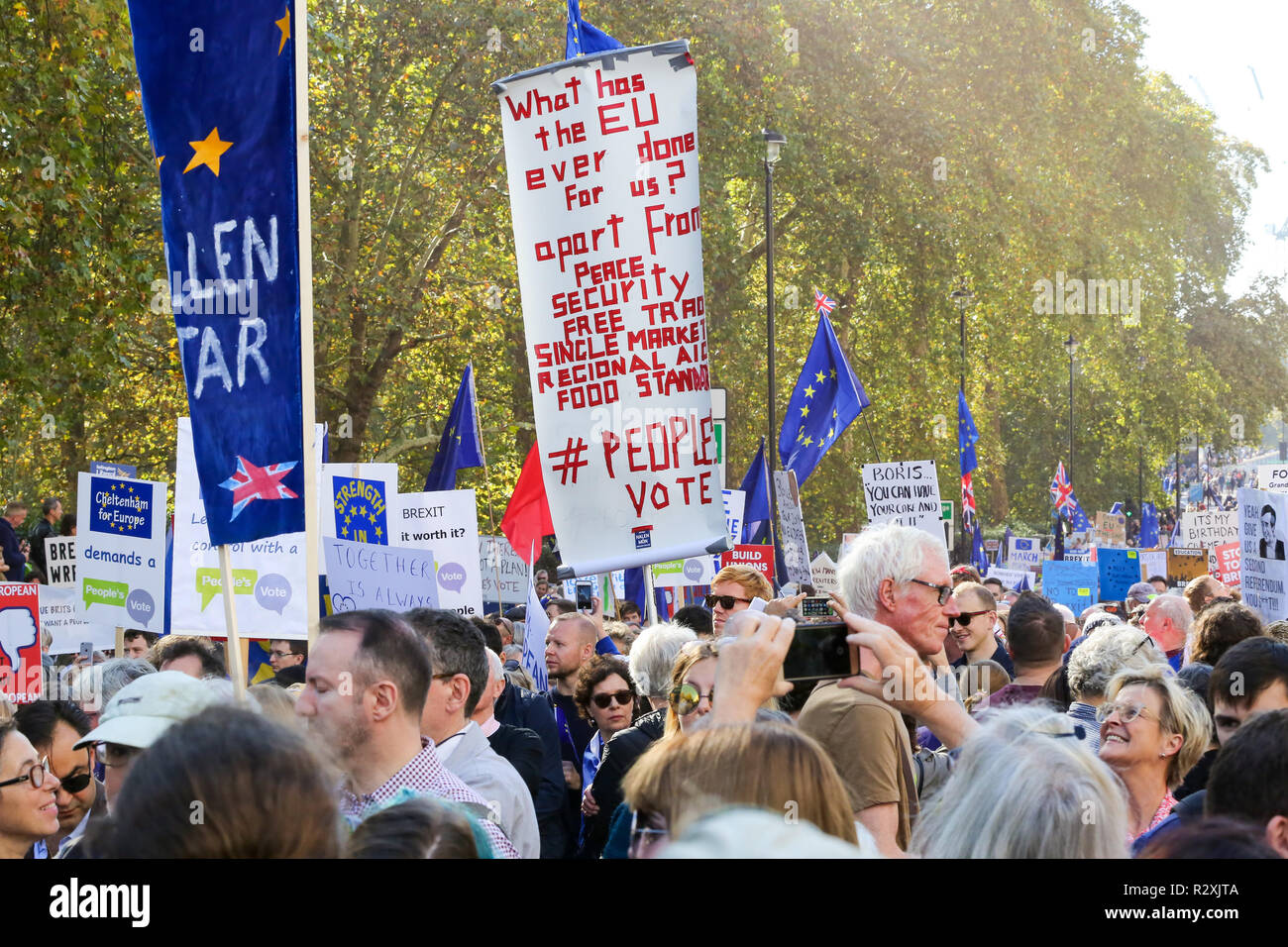 Zehntausende von Menschen beteiligen sich an der Abstimmung März für die Zukunft im Zentrum von London. Der März, die die Abstimmung Kampagne organisiert wird von jungen Menschen fordern, einen Menschen auf dem Brexit Abkommen geführt. Mit: Atmosphäre, Wo: London, Vereinigtes Königreich, wenn: 20 Okt 2018 Credit: Dinendra Haria/WANN Stockfoto