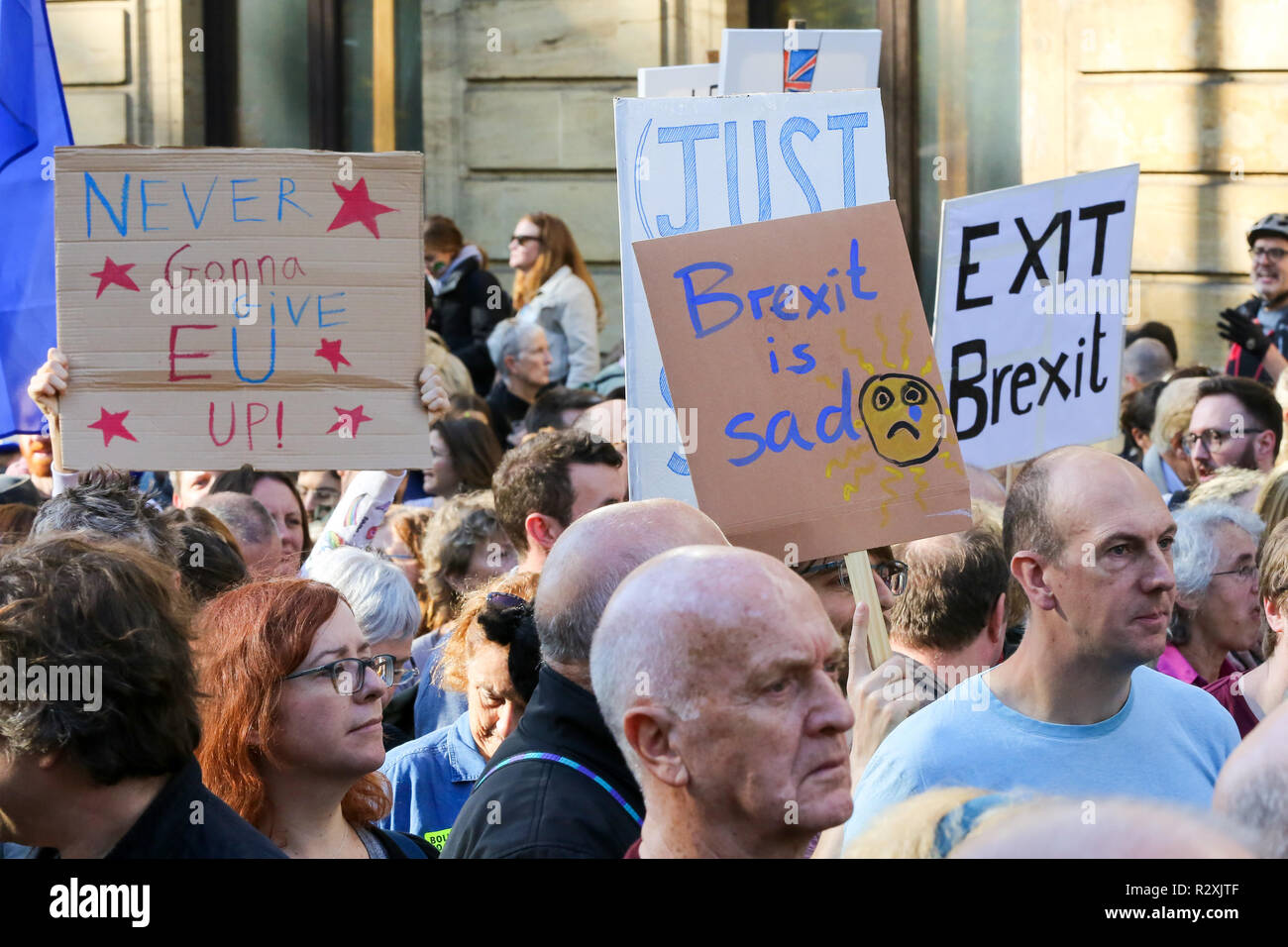 Zehntausende von Menschen beteiligen sich an der Abstimmung März für die Zukunft im Zentrum von London. Der März, die die Abstimmung Kampagne organisiert wird von jungen Menschen fordern, einen Menschen auf dem Brexit Abkommen geführt. Mit: Atmosphäre, Wo: London, Vereinigtes Königreich, wenn: 20 Okt 2018 Credit: Dinendra Haria/WANN Stockfoto
