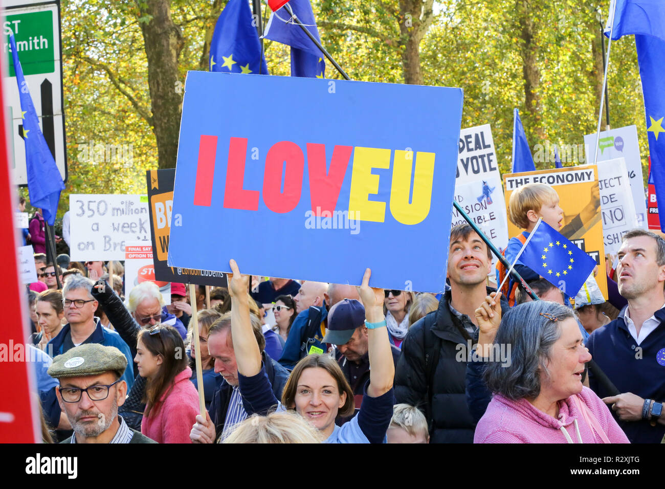 Zehntausende von Menschen beteiligen sich an der Abstimmung März für die Zukunft im Zentrum von London. Der März, die die Abstimmung Kampagne organisiert wird von jungen Menschen fordern, einen Menschen auf dem Brexit Abkommen geführt. Mit: Atmosphäre, Wo: London, Vereinigtes Königreich, wenn: 20 Okt 2018 Credit: Dinendra Haria/WANN Stockfoto