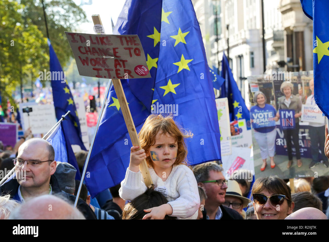 Zehntausende von Menschen beteiligen sich an der Abstimmung März für die Zukunft im Zentrum von London. Der März, die die Abstimmung Kampagne organisiert wird von jungen Menschen fordern, einen Menschen auf dem Brexit Abkommen geführt. Mit: Atmosphäre, Wo: London, Vereinigtes Königreich, wenn: 20 Okt 2018 Credit: Dinendra Haria/WANN Stockfoto