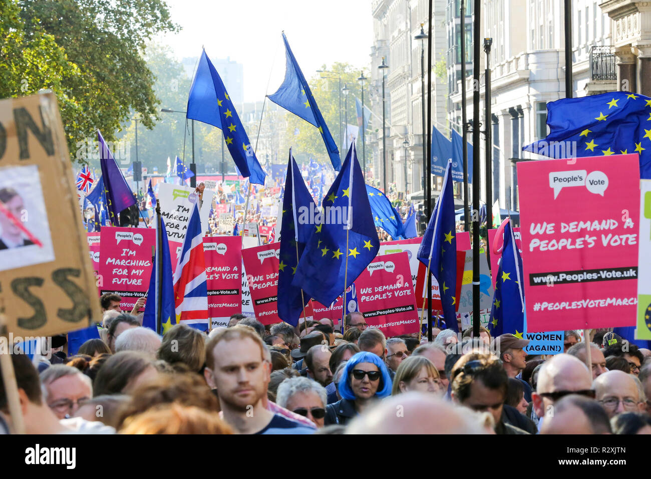 Zehntausende von Menschen beteiligen sich an der Abstimmung März für die Zukunft im Zentrum von London. Der März, die die Abstimmung Kampagne organisiert wird von jungen Menschen fordern, einen Menschen auf dem Brexit Abkommen geführt. Mit: Atmosphäre, Wo: London, Vereinigtes Königreich, wenn: 20 Okt 2018 Credit: Dinendra Haria/WANN Stockfoto