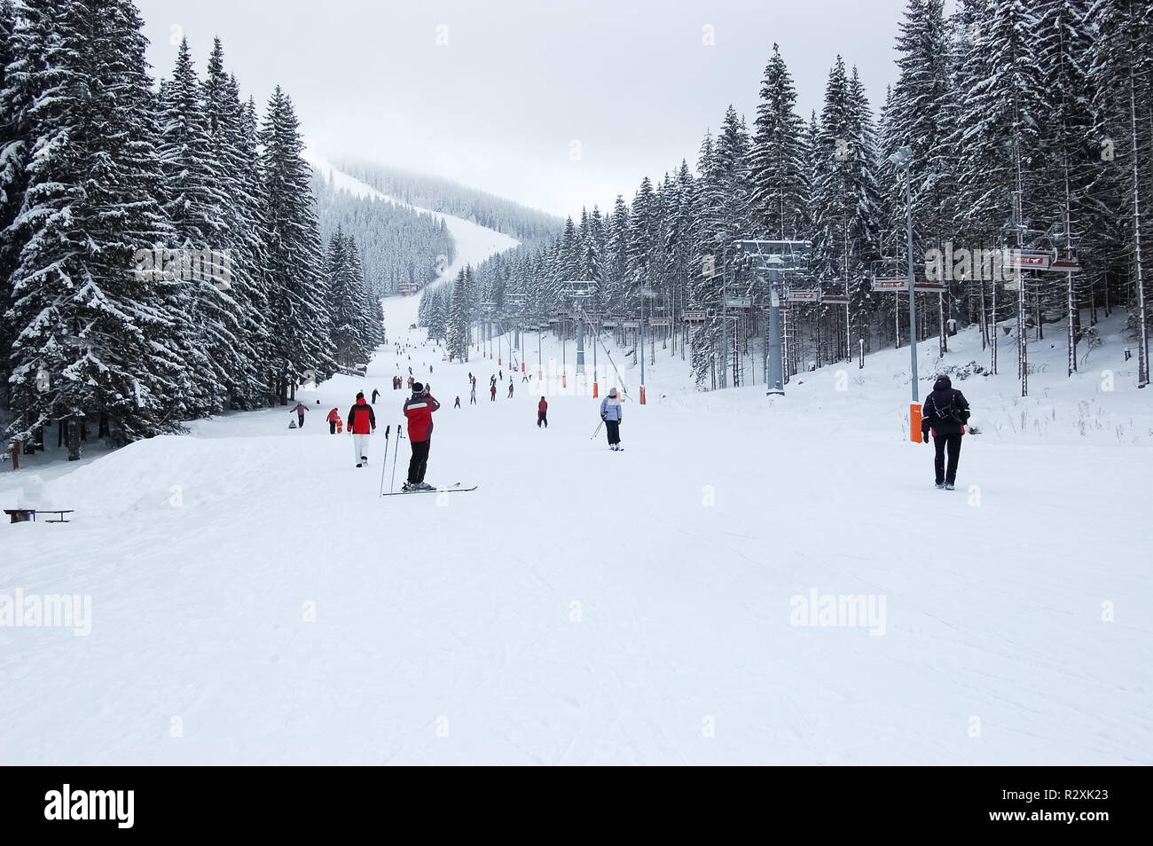 Jasna, Slowakei - 18. Januar 2012. Blick auf die Skipiste und die Seilbahn an einem Wintertag im Skigebiet Jasna, Niedere Tatra, Slowakei. Stockfoto