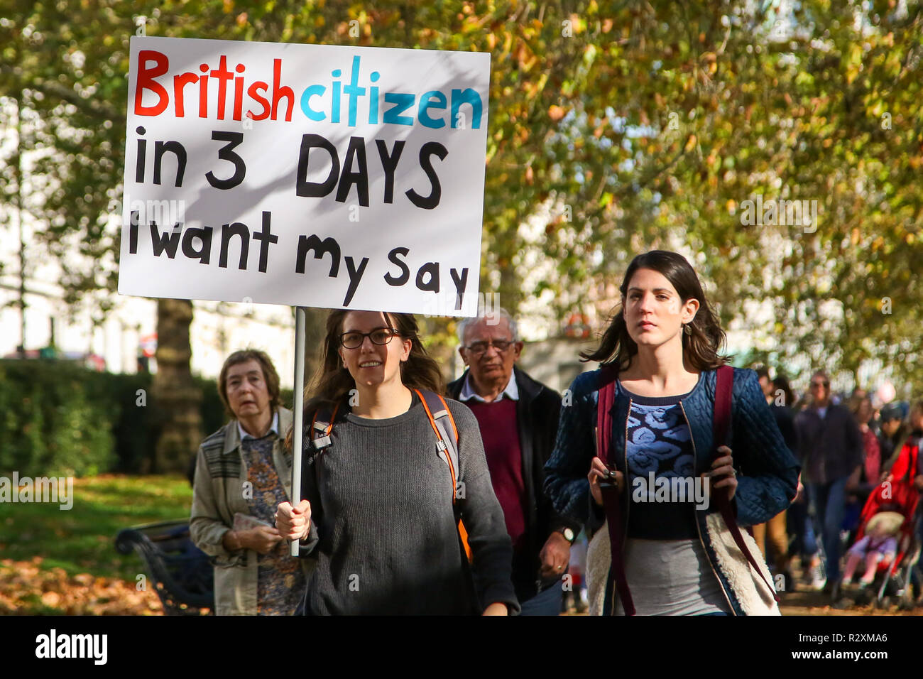 Zehntausende von Menschen beteiligen sich an der Abstimmung März für die Zukunft im Zentrum von London. Der März, die die Abstimmung Kampagne organisiert wird von jungen Menschen fordern, einen Menschen auf dem Brexit Abkommen geführt. Mit: Atmosphäre, Wo: London, Vereinigtes Königreich, wenn: 20 Okt 2018 Credit: Dinendra Haria/WANN Stockfoto