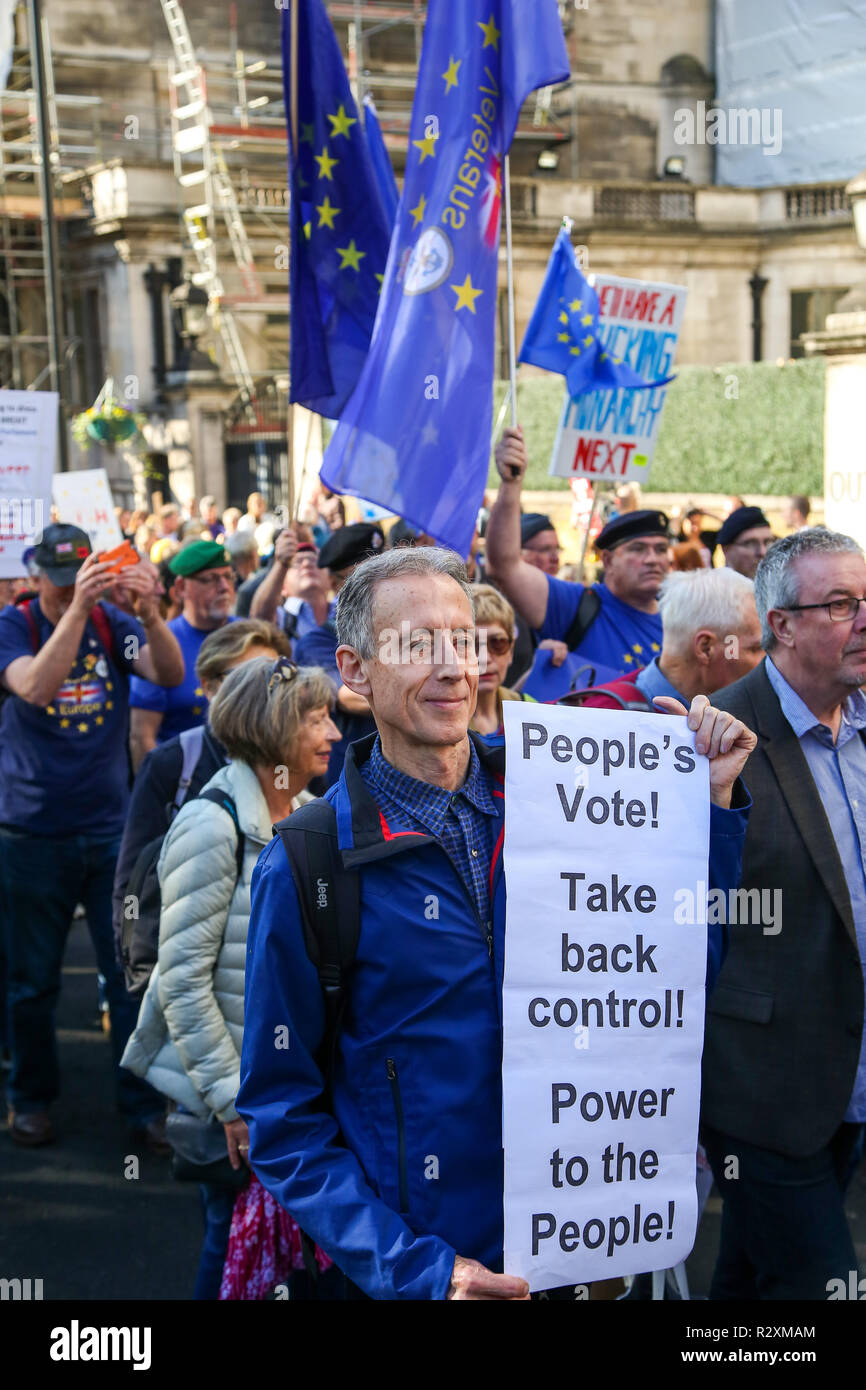 Zehntausende von Menschen beteiligen sich an der Abstimmung März für die Zukunft im Zentrum von London. Der März, die die Abstimmung Kampagne organisiert wird von jungen Menschen fordern, einen Menschen auf dem Brexit Abkommen geführt. Mit: Atmosphäre, Wo: London, Vereinigtes Königreich, wenn: 20 Okt 2018 Credit: Dinendra Haria/WANN Stockfoto