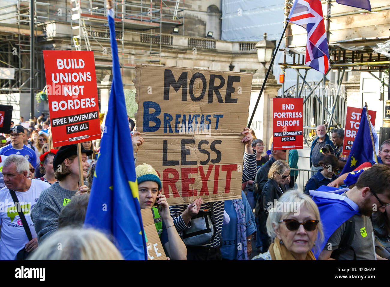 Zehntausende von Menschen beteiligen sich an der Abstimmung März für die Zukunft im Zentrum von London. Der März, die die Abstimmung Kampagne organisiert wird von jungen Menschen fordern, einen Menschen auf dem Brexit Abkommen geführt. Mit: Atmosphäre, Wo: London, Vereinigtes Königreich, wenn: 20 Okt 2018 Credit: Dinendra Haria/WANN Stockfoto