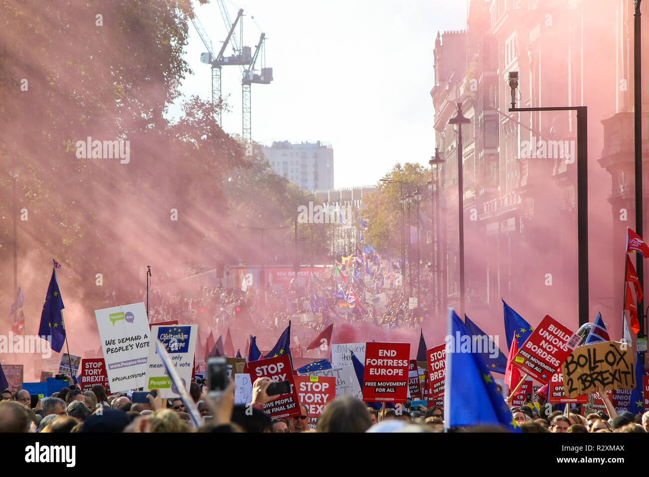Zehntausende von Menschen beteiligen sich an der Abstimmung März für die Zukunft im Zentrum von London. Der März, die die Abstimmung Kampagne organisiert wird von jungen Menschen fordern, einen Menschen auf dem Brexit Abkommen geführt. Mit: Atmosphäre, Wo: London, Vereinigtes Königreich, wenn: 20 Okt 2018 Credit: Dinendra Haria/WANN Stockfoto