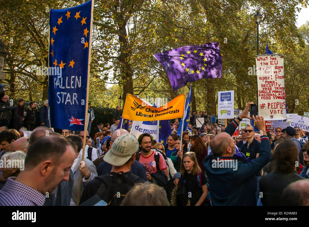 Zehntausende von Menschen beteiligen sich an der Abstimmung März für die Zukunft im Zentrum von London. Der März, die die Abstimmung Kampagne organisiert wird von jungen Menschen fordern, einen Menschen auf dem Brexit Abkommen geführt. Mit: Atmosphäre, Wo: London, Vereinigtes Königreich, wenn: 20 Okt 2018 Credit: Dinendra Haria/WANN Stockfoto