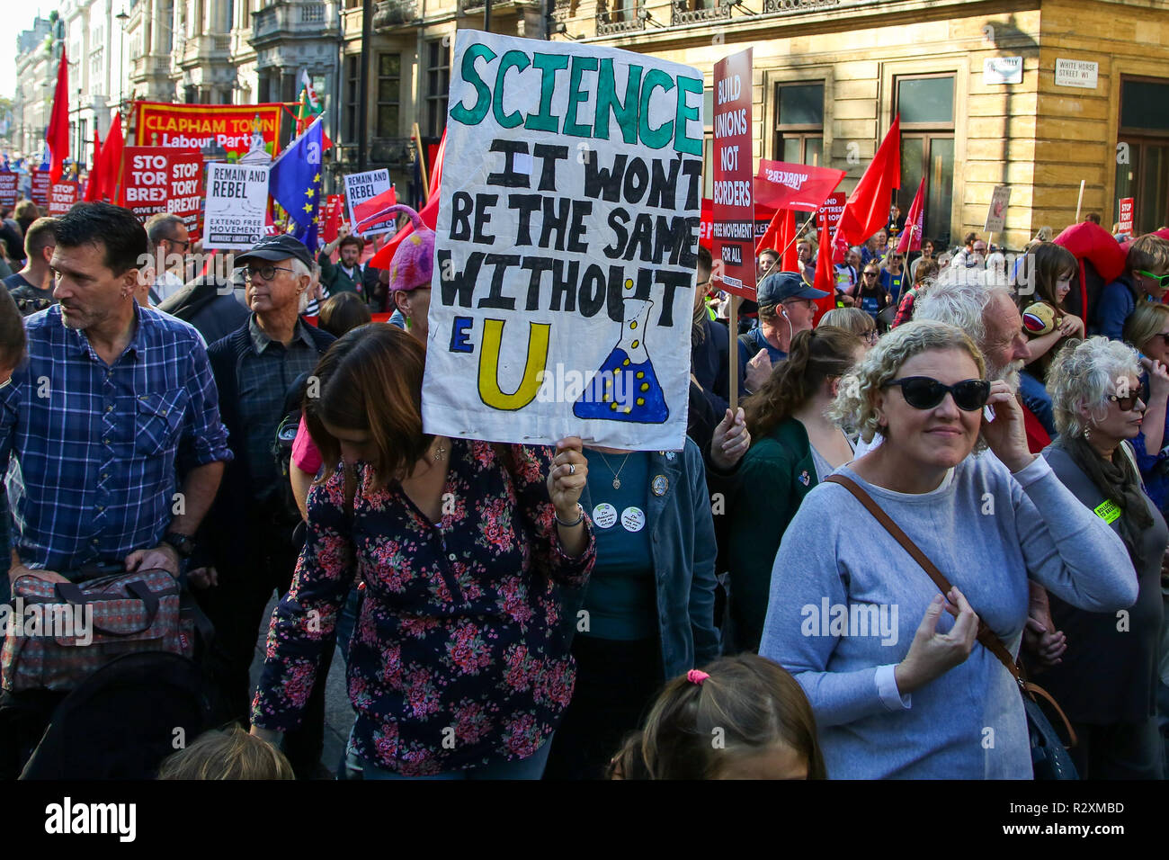 Zehntausende von Menschen beteiligen sich an der Abstimmung März für die Zukunft im Zentrum von London. Der März, die die Abstimmung Kampagne organisiert wird von jungen Menschen fordern, einen Menschen auf dem Brexit Abkommen geführt. Mit: Atmosphäre, Wo: London, Vereinigtes Königreich, wenn: 20 Okt 2018 Credit: Dinendra Haria/WANN Stockfoto