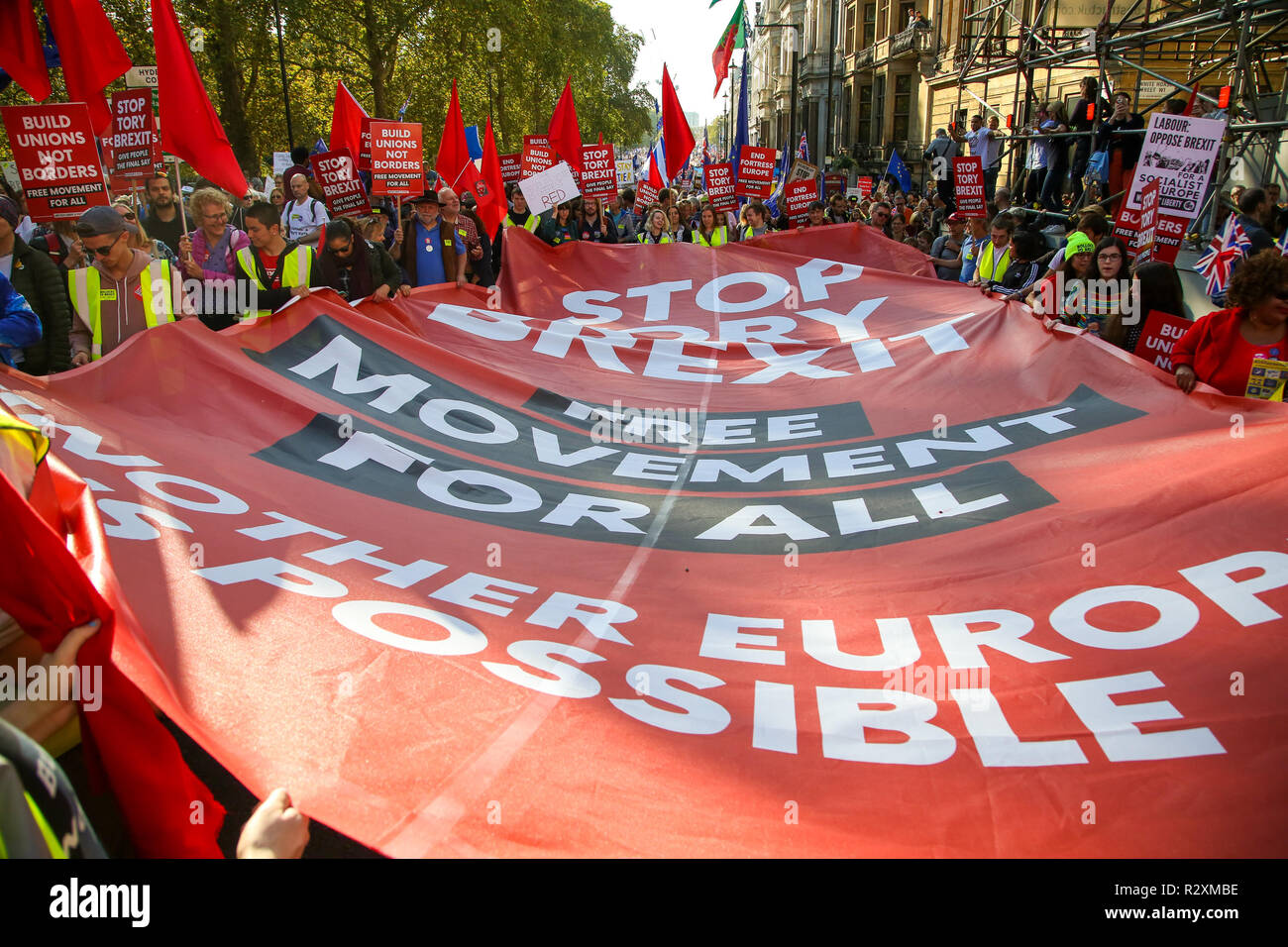Zehntausende von Menschen beteiligen sich an der Abstimmung März für die Zukunft im Zentrum von London. Der März, die die Abstimmung Kampagne organisiert wird von jungen Menschen fordern, einen Menschen auf dem Brexit Abkommen geführt. Mit: Atmosphäre, Wo: London, Vereinigtes Königreich, wenn: 20 Okt 2018 Credit: Dinendra Haria/WANN Stockfoto