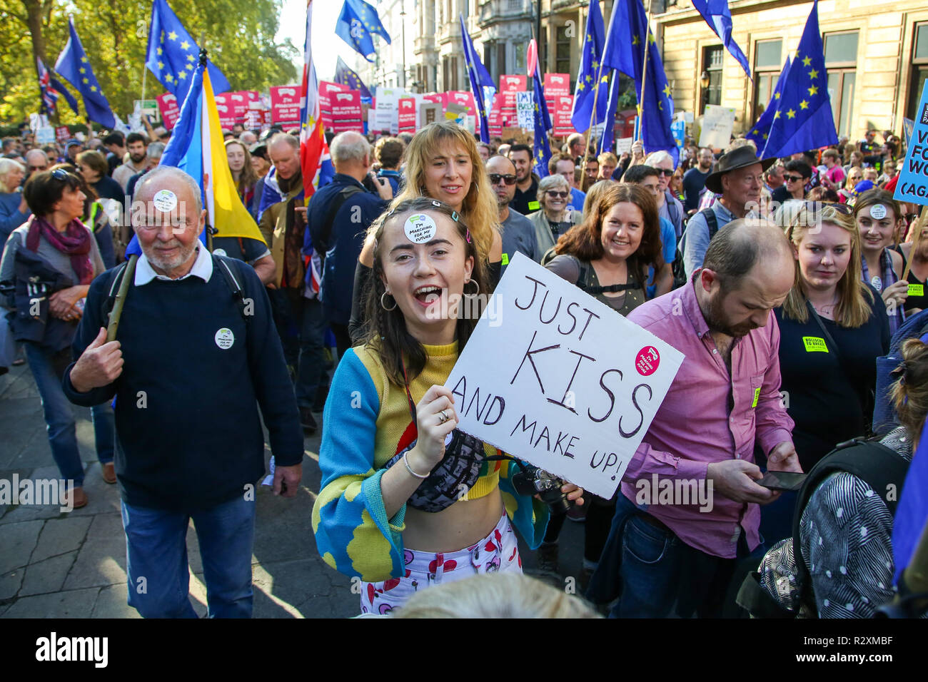 Zehntausende von Menschen beteiligen sich an der Abstimmung März für die Zukunft im Zentrum von London. Der März, die die Abstimmung Kampagne organisiert wird von jungen Menschen fordern, einen Menschen auf dem Brexit Abkommen geführt. Mit: Atmosphäre, Wo: London, Vereinigtes Königreich, wenn: 20 Okt 2018 Credit: Dinendra Haria/WANN Stockfoto