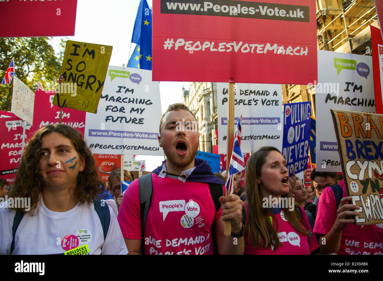 Zehntausende von Menschen beteiligen sich an der Abstimmung März für die Zukunft im Zentrum von London. Der März, die die Abstimmung Kampagne organisiert wird von jungen Menschen fordern, einen Menschen auf dem Brexit Abkommen geführt. Mit: Atmosphäre, Wo: London, Vereinigtes Königreich, wenn: 20 Okt 2018 Credit: Dinendra Haria/WANN Stockfoto
