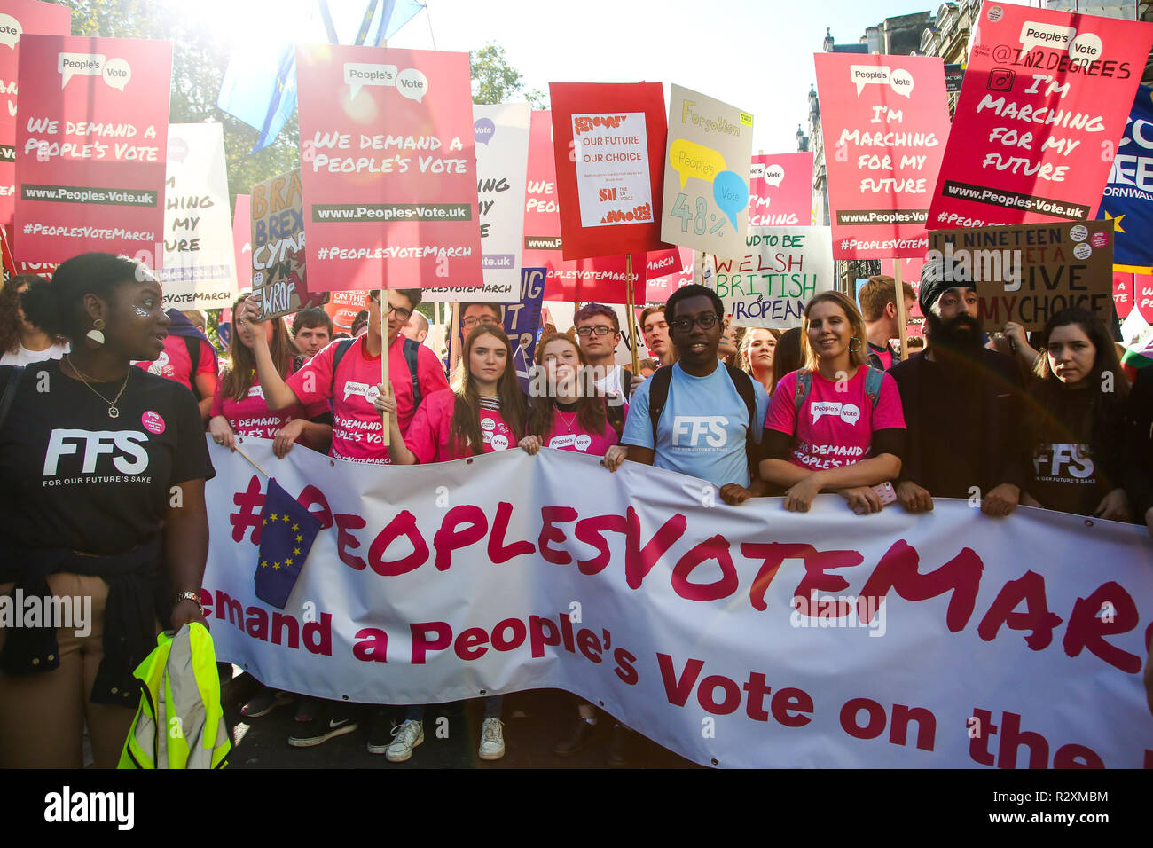 Zehntausende von Menschen beteiligen sich an der Abstimmung März für die Zukunft im Zentrum von London. Der März, die die Abstimmung Kampagne organisiert wird von jungen Menschen fordern, einen Menschen auf dem Brexit Abkommen geführt. Mit: Atmosphäre, Wo: London, Vereinigtes Königreich, wenn: 20 Okt 2018 Credit: Dinendra Haria/WANN Stockfoto