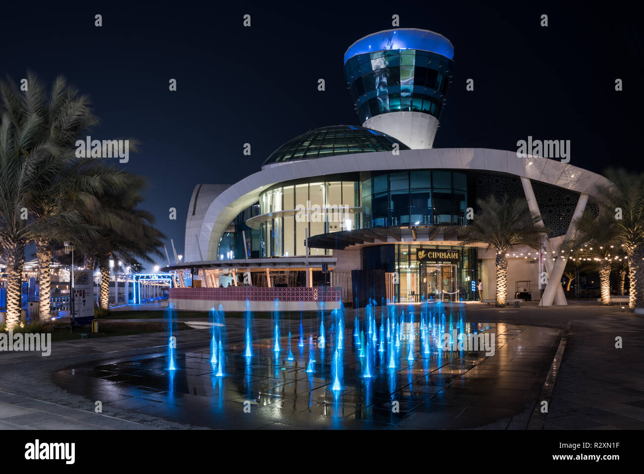 Cipriani und Iris/Yas Marina Tower an der Blauen Stunde, Yas Marina Circuit, Yas Island, Abu Dhabi, VAE Stockfoto