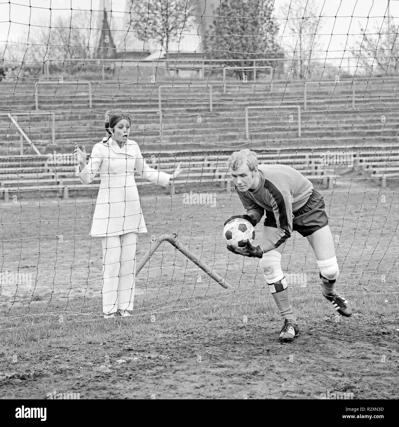 Er Steht Im Tor Und Ich Dahinter Er steht im tor -Fotos und -Bildmaterial in hoher Auflösung – Alamy