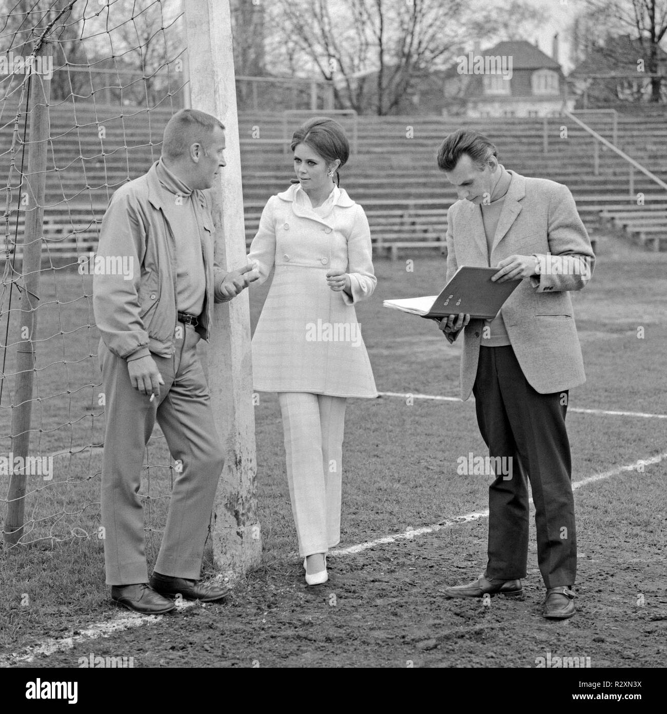 Er Steht Im Tor Und Ich Dahinter Wencke Myhre, norwegische Schlagersängerin, bei einem Promoshooting for