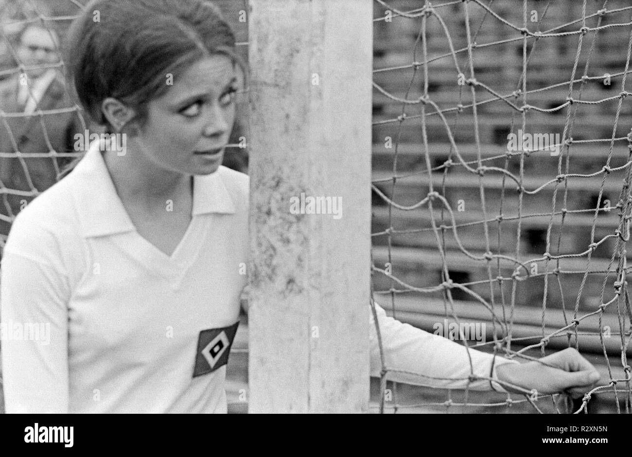 Er Steht Im Tor Und Ich Dahinter Wencke Myhre, norwegische Schlagersängerin, im HSV-Trikot bei einem