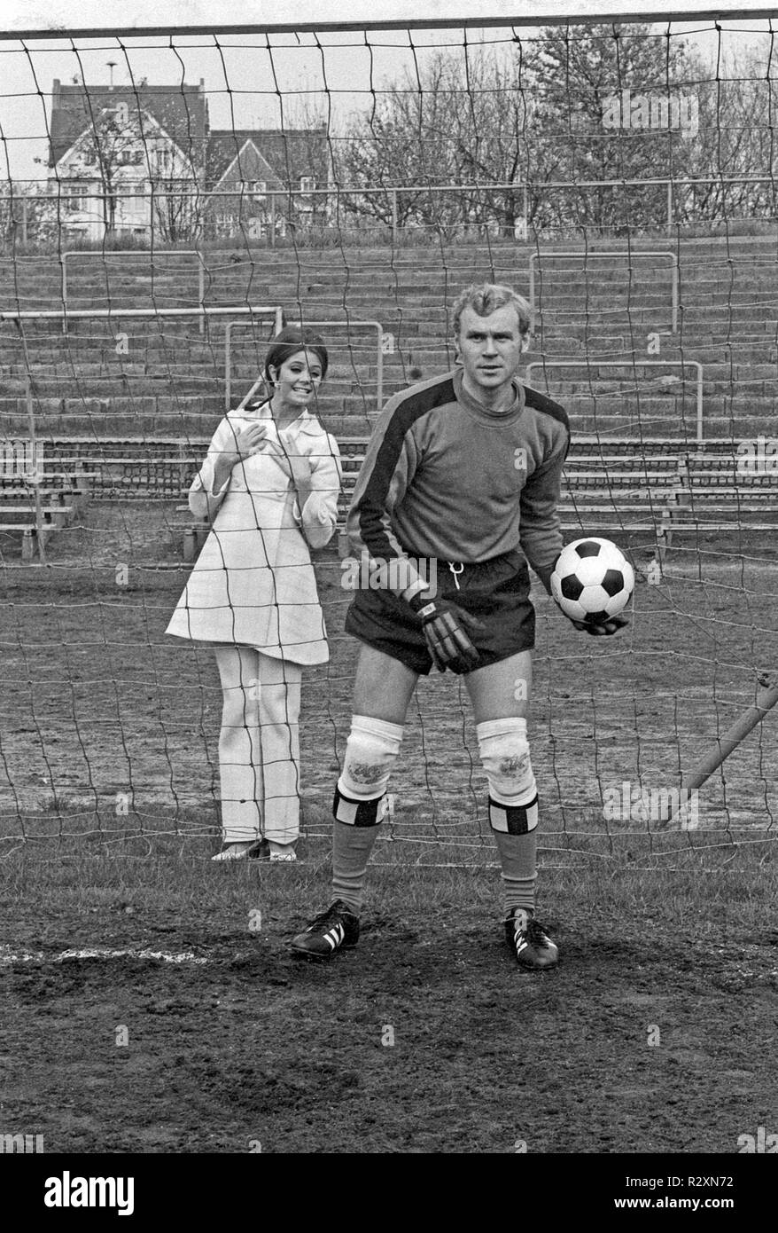 Er Steht Im Tor Und Ich Dahinter Wencke Myhre, norwegische Schlagersängerin, mit einem 1:0 fiel bei