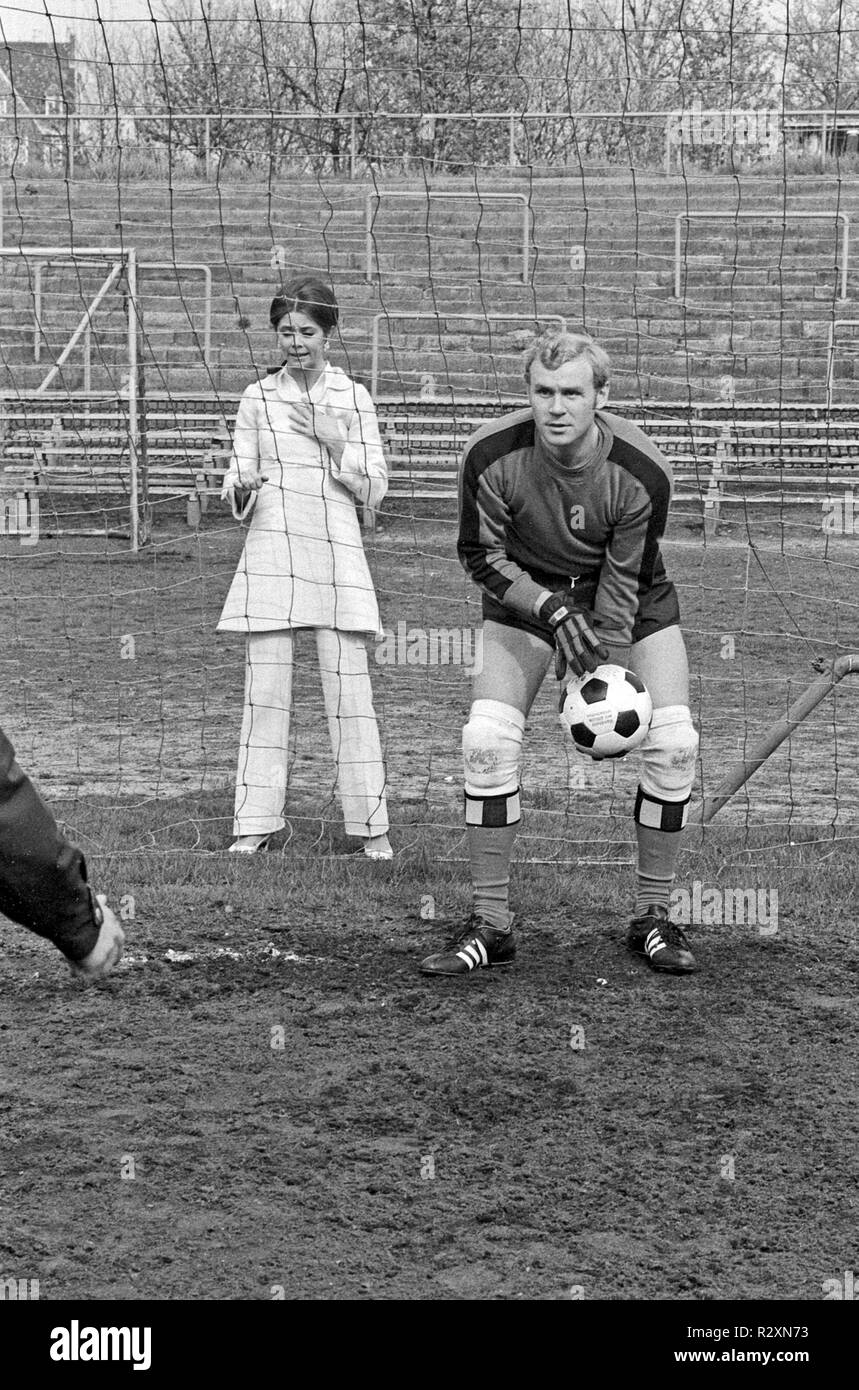 Er Steht Im Tor Und Ich Dahinter Wencke Myhre, norwegische Schlagersängerin, mit einem 1:0 fiel bei