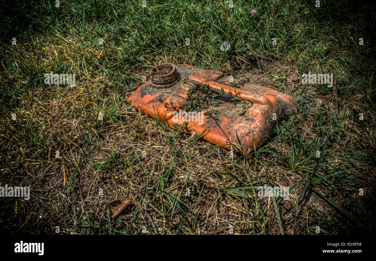 Halb begraben Dirty orange Benzin kann Stockfoto