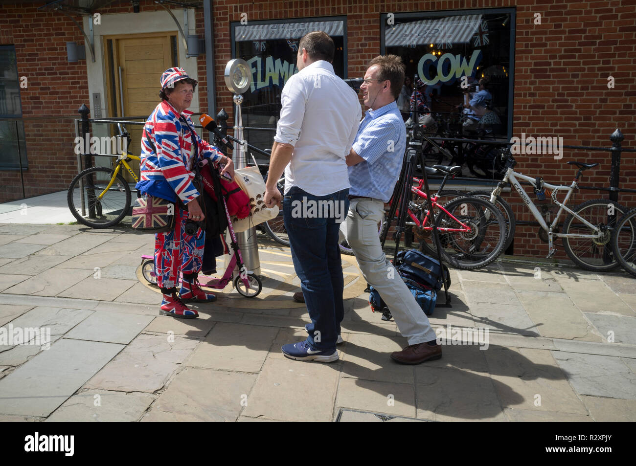 Ein Fernsehteam interviewt eine Frau in einem Union-Jack-Anzug am Tag vor der königlichen Hochzeit von Prinz Harry und Meghan Markle. Stockfoto