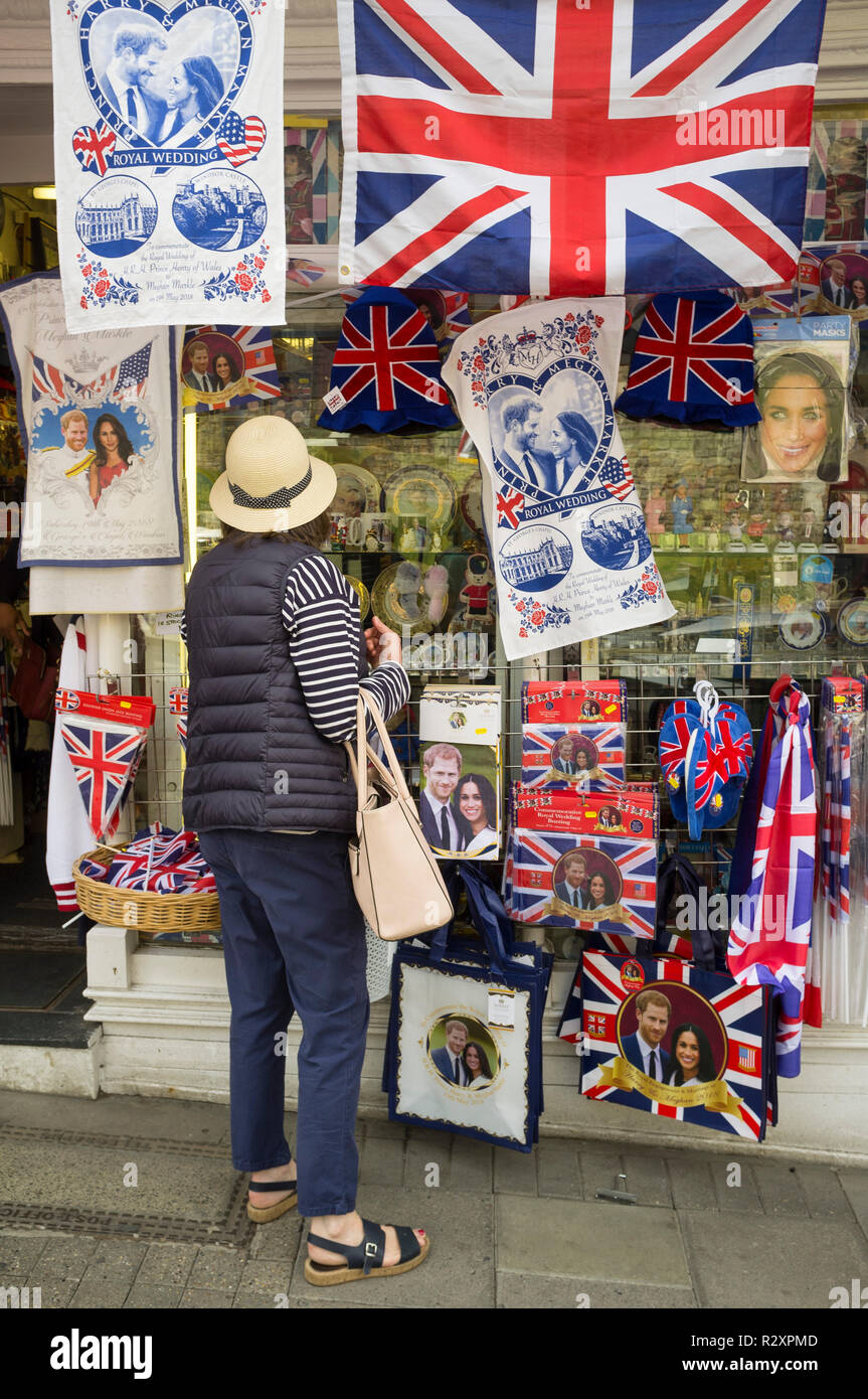 Königliche Hochzeit Andenken und Souvenirs in einem Souvenirshop für die königliche Hochzeit von Prinz Harry und Meghan Markle, Windsor, Berkshire Stockfoto