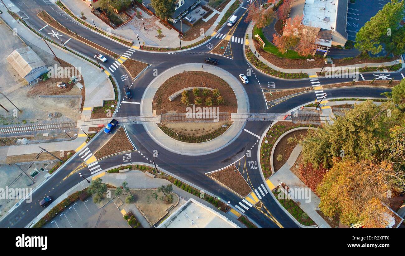 Luftbild von Pkw, Lkw und Lkw, kreisende Kreisverkehr/Circular Road mit Eisenbahn, Beseitigung der Bremsleuchten, Healdsburg, CA, USA Stockfoto