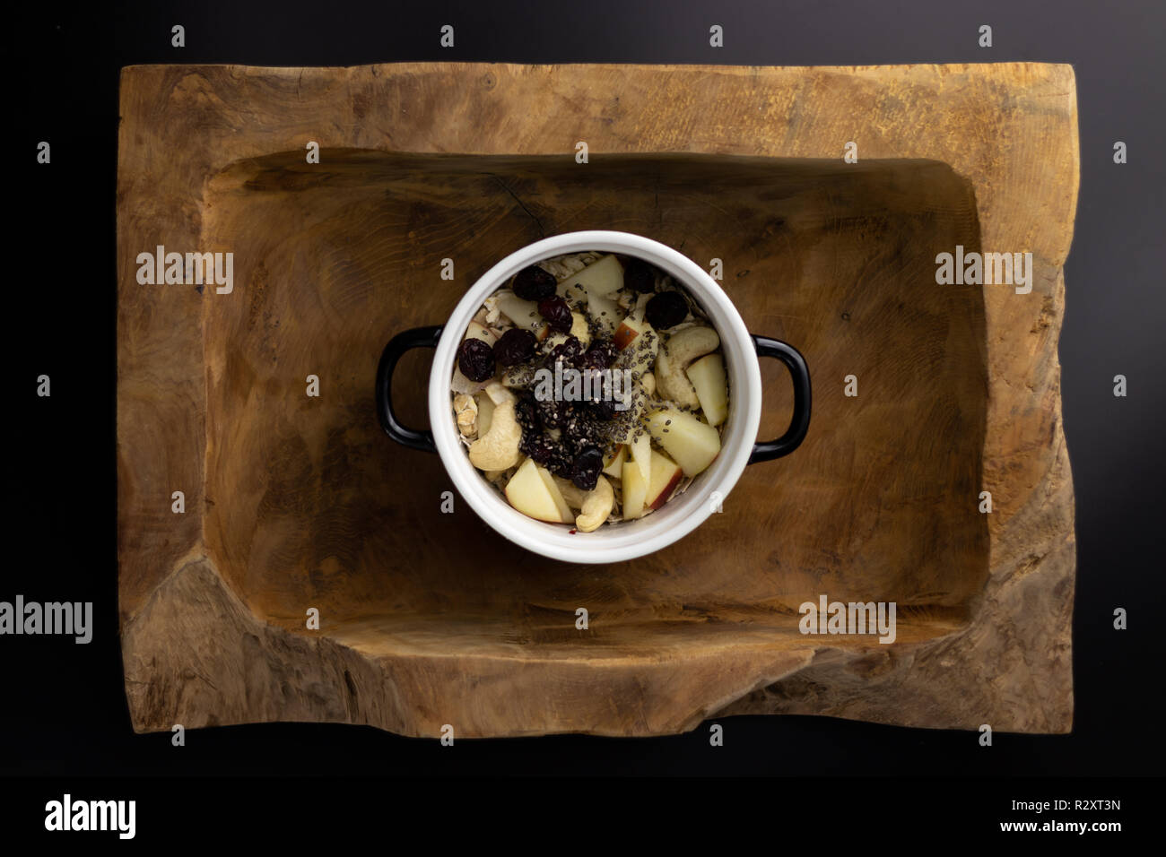 Frühstück auf einer hölzernen rechteckige Schale mit einer schwarzen und weißen Topf. Stockfoto
