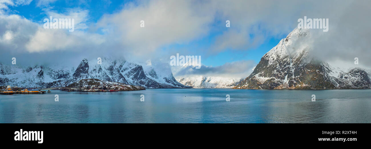Norwegischen Fjord und Berge im Winter. Lofoten, Norwegen Stockfoto