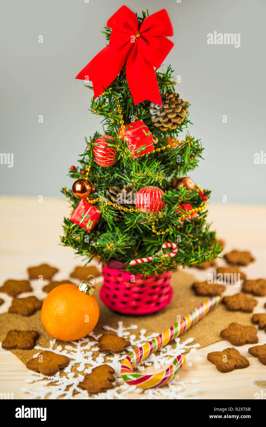 Geschmückten Weihnachtsbaum mit Lebkuchen Kekse und Süßigkeiten auf einer  hölzernen Hintergrund Stockfotografie - Alamy