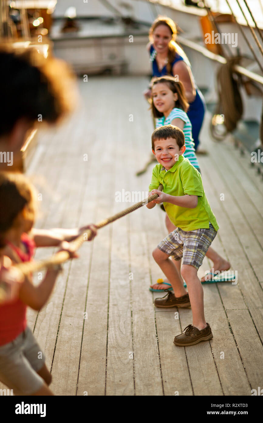 Familie spielen Tauziehen auf Schiff deck. Stockfoto