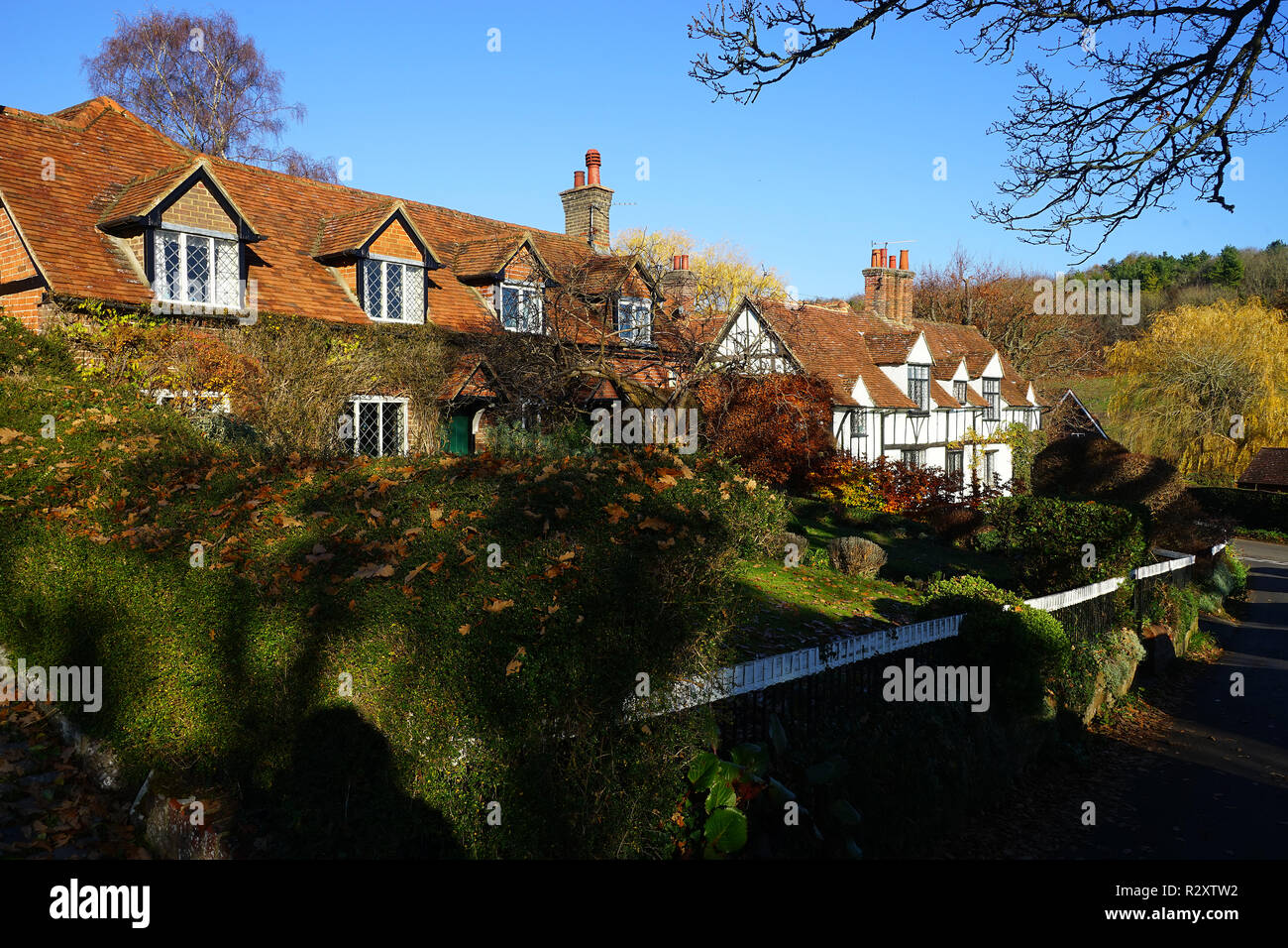 Schöne alte Häuser rund um das kleine Dorf Grün am Latimer, Bucks geclustert. Stockfoto