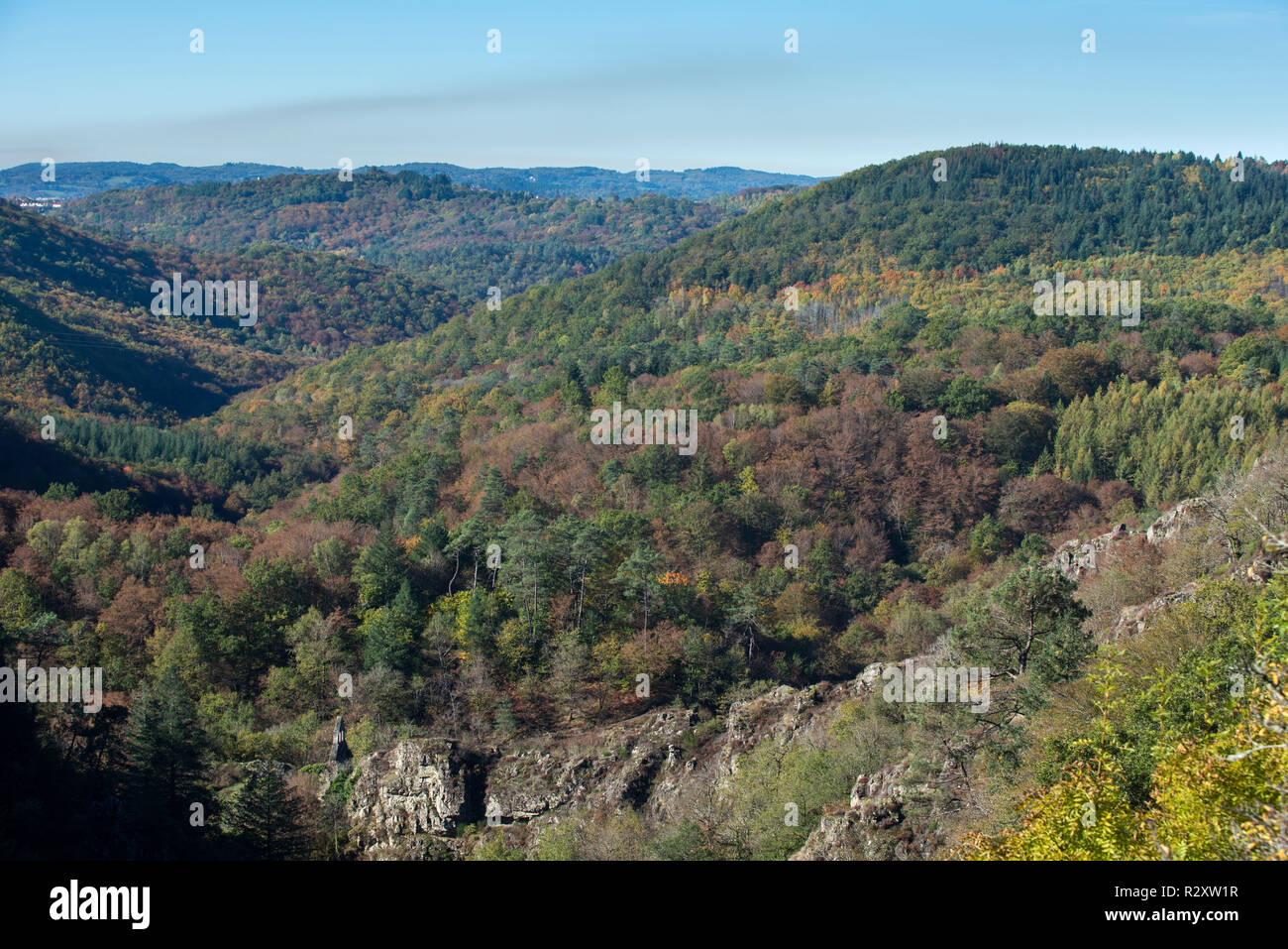 Les Angles-sur-Kaskaden (Frankreich). Überblick über die Berge rund um das Dorf im Herbst, einem der schönsten Naturgebiete in Correze *** Stockfoto