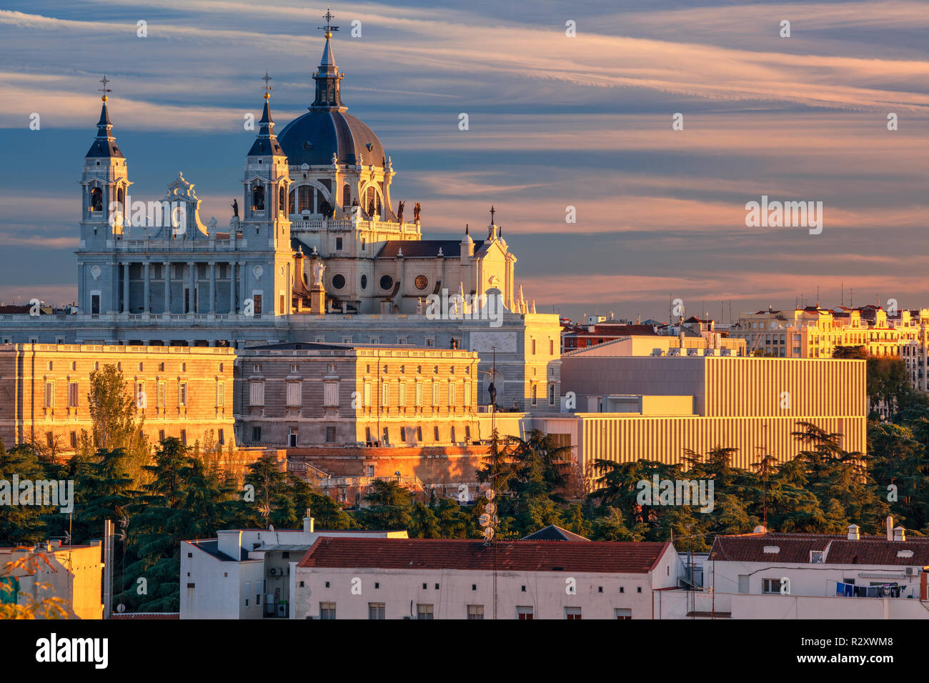 Madrid. Bild von Madrid Skyline mit Santa María la Real De La Almudena-Kathedrale und dem Königspalast während des Sonnenuntergangs. Stockfoto