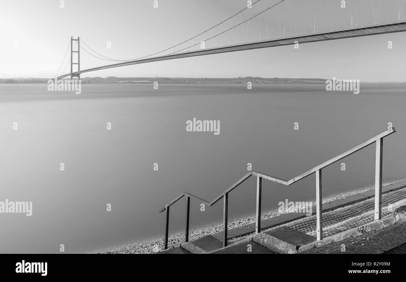 Hull, Yorkshire, Großbritannien. Humber Bridge über der Mündung als Morgendämmerung bricht bei Flut im Herbst, Yorkshire, Großbritannien. Morgen im Herbst, Yorkshire, Großbritannien. Stockfoto