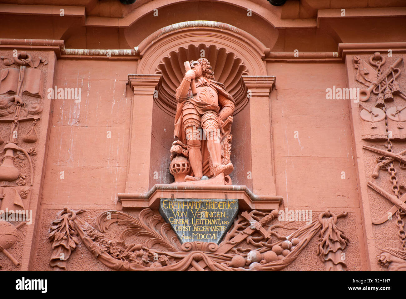 Georg Friedrich Bernhard Riemann Statuen an der Vorderseite des klassischen Gebäude für Menschen besuchen in der Heidelberger Altstadt am 25. August 2017 in Baden-Württemberg, Stockfoto